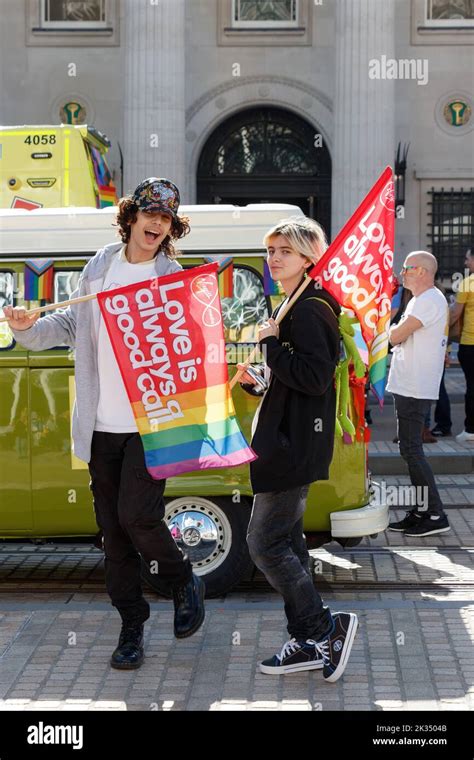 Junge Männer mit Liebe ist immer ein guter Ruf Fahnen bei Gay Pride Parade Protest in