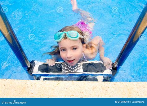 Petite Fille Blonde Dans La Piscine Avec Des Lunettes Photo Stock Image Du Pratique Verticale