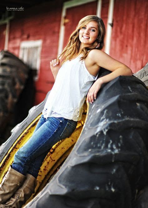 Senior Picture Photo Portrait Idea Girls Country Rustic Senior Girl Photography