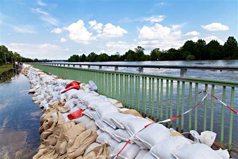 Gegen Überschwemmung Des Flusses Zu Schützen Sandsäcke Sich Während