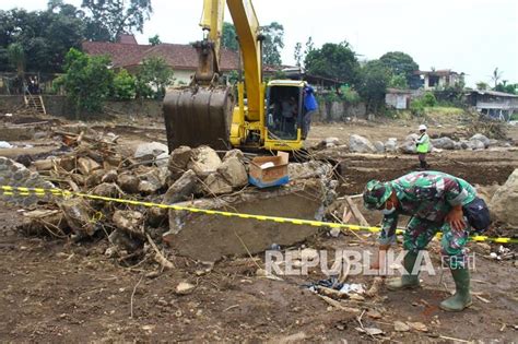 Pembersihan Material Lumpur Dan Puing Sisa Banjir Bandang Republika