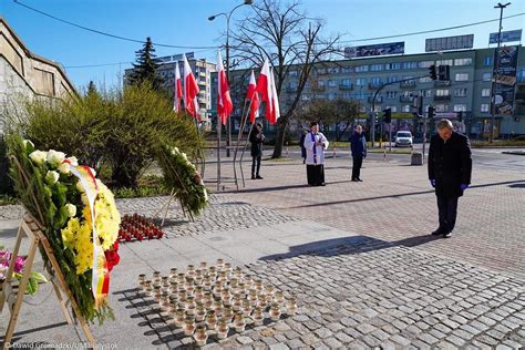 10 rocznica katastrofy smoleńskiej w Białymstoku i Łomży Kwiaty w