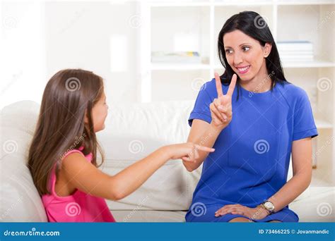 Fille Sourde De Sourire Apprenant La Langue Des Signes Image Stock