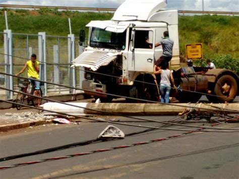 G1 Caminhão perde o freio e derruba poste de energia em Araguari