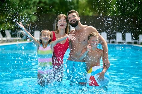 Familia De Cuatro Personas Posando Para La C Mara En El Agua Foto Premium