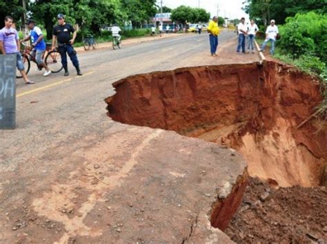 G1 Chuva causa erosão em avenida de MS e interdita trânsito