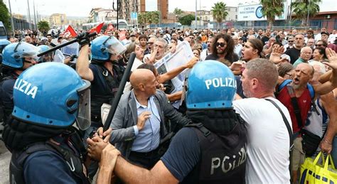 Reddito Di Cittadinanza Sospeso Proteste A Napoli Traffico In Tilt E