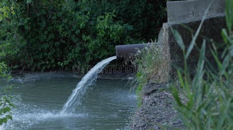 O Cano De Esgoto Polui O Ambiente Filme Vídeo de sujo wastewater