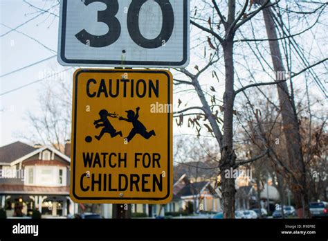 Attenzione Per Il Segno Dei Bambini Immagini E Fotografie Stock Ad Alta