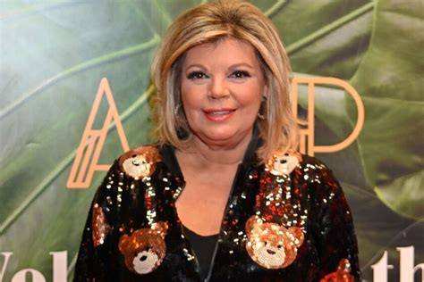 Terelu en bikini y con un cheque bajo el brazo llora la enfermedad de María Teresa el negocio