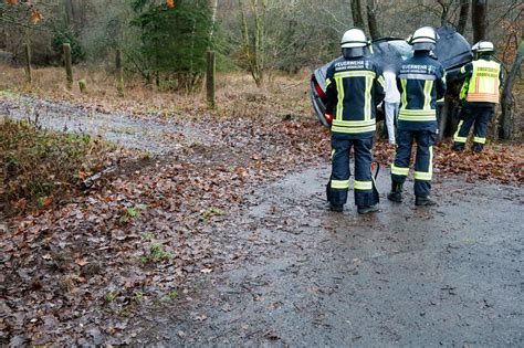 Pkw Kommt Von Der Fahrbahn Ab Und Kracht Gegen Baum Osthessen News