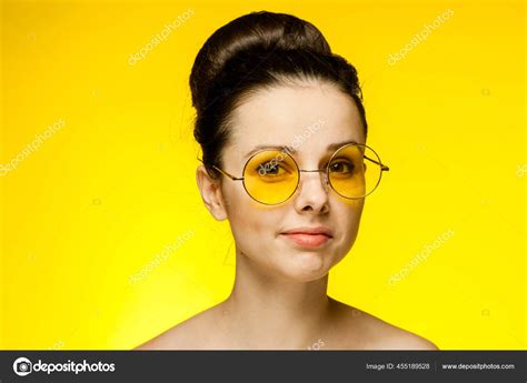 Mujer Atractiva Hombros Desnudos Gafas Amarillas Moda Glamour