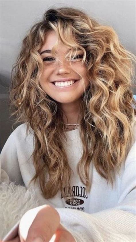 Pin By Anna Riley On 2024 Curly Hair Styles Hair Styles Medium Length Wavy Hair