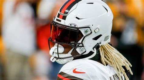 Browns: David Njoku ‘having a hard time wearing his helmet’ post-burns