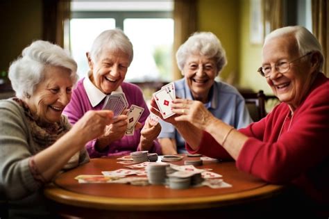 Grupo De Amigos Mayores Sonrientes Que Pasan Tiempo Juntos Sentados En