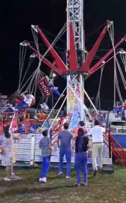 Falla juego mecánico en Feria de Comalcalco y deja colgando sin control