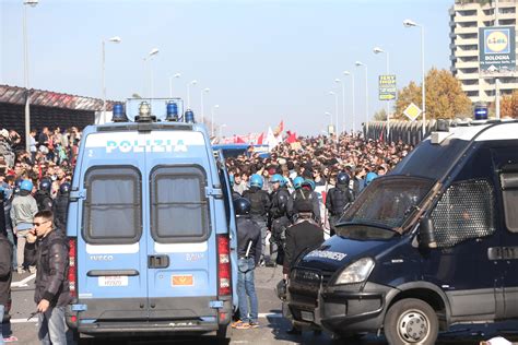 Scontri A Bologna Tra Antagonisti E Polizia Ecco Le Immagini Foto