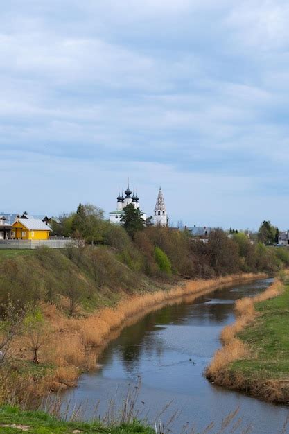 Suzdal R Ssia De Abril De Vista Do Rio Kamenka A Partir Da