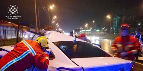 У Києві сталася жахлива ДТП водія довелося вирізати з машини