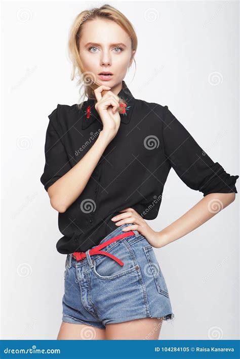 Manier Het Blonde Vrouw Model Stellen In Studio Stock Afbeelding Image Of Schoonheid Kleding