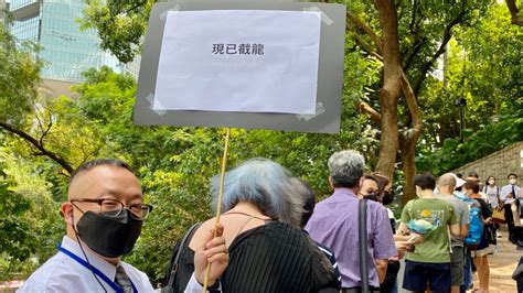 英國駐港總領事館最後一日設弔唁冊悼念女王駕崩 人龍長達數百米作最後致敬