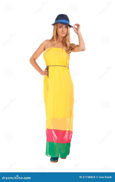 Schöne Blonde Frau Im Gelben Kleid Und in Einem Hut Stockfoto Bild von kleid studio