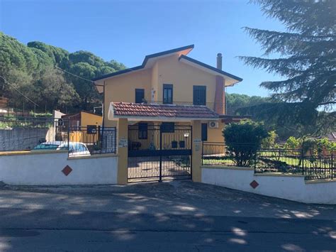 Vendita Villa Plurifamiliare In Via Del Convento 9 Nicolosi Buono