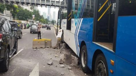 Bus TransJakarta Tabrakan Lagi Kali Ini Di Di Depan Ratu Plaza