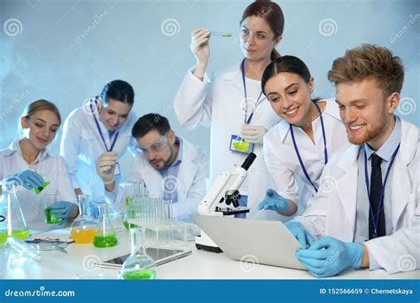 Grupo De Cientistas Que Trabalham No Laborat Rio De Qu Mica Imagem De