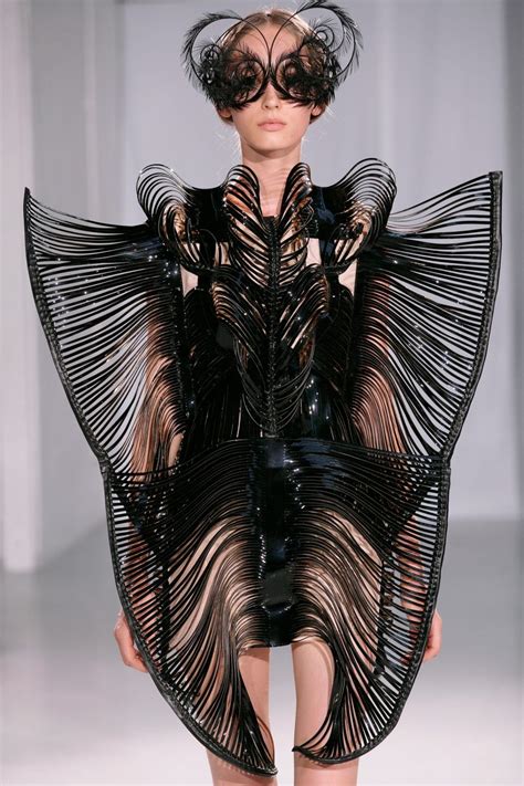 Iris Van Herpen Iris Van Herpen Sculptural Fashion Futuristic Fashion