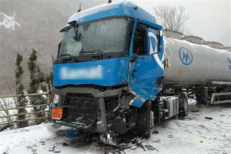 Collision Entre Deux Poids Lourds La Circulation Reprend