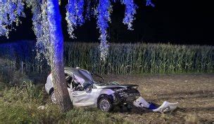 Unfall im Kreis Gütersloh Rettungswagen und Auto stoßen zusammen nw de