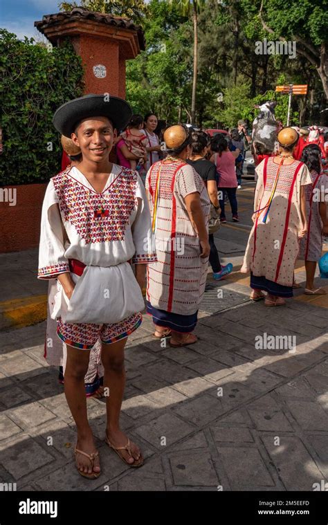 Bailarines Con Trajes Tradicionales De Santa María Zacatepec En Un