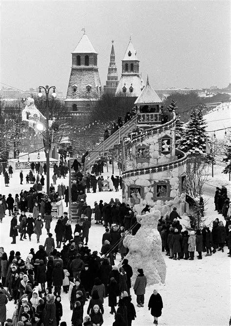 Новогодняя Москва разных лет | Moscow, New years tree, Photo