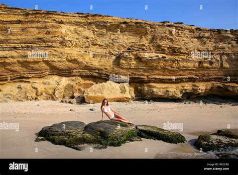 Junge Frau Im Bikini Sitzen Am La Mina Beach In Paracas National