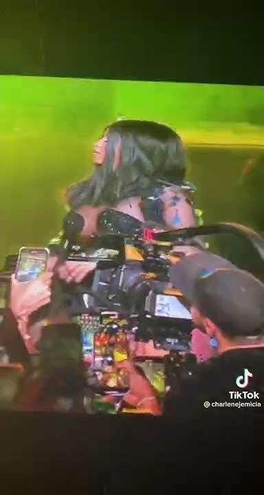 Stan Twitter Cardi B Hits Fan On The Head With The Mic Youtube