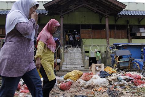 REVITALISASI PASAR TRADISIONAL BEKASI ANTARA Foto