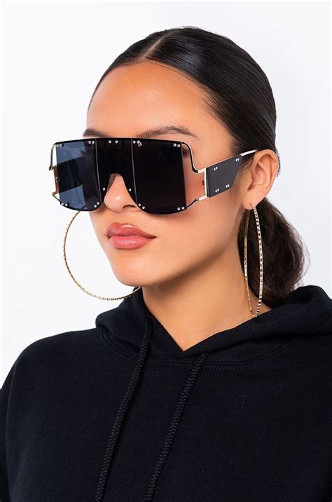 Pin By Kate Berny On Pose Occhiali Trending Sunglasses Girl With