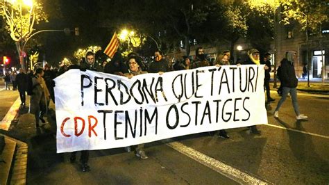 Unes Persones Convocades Pels Cdr Es Manifesten A Barcelona