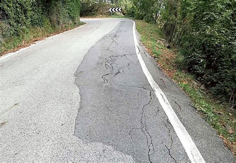 Il Dissesto Delle Strade Della Liguria Percorsi A Ostacoli Tra Buche E