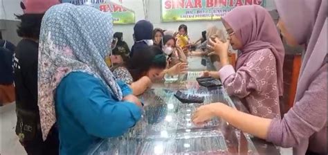 Jelang Lebaran 2024 Emak Emak Di Pandeglang Banten Serbu Toko Emas