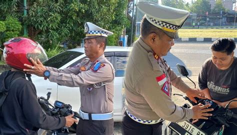 Pelanggar Lalu Lintas Di Bintan Dapat Helm Gratis Dan Motor Ditempel