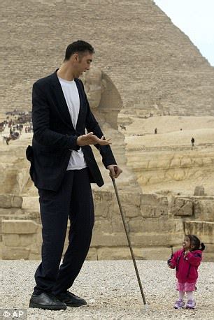 The World S Tallest Man Meets The World S Shortest Woman Daily Mail