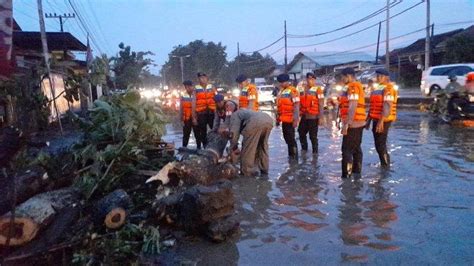 Hujan Lebat Mengguyur Semarang Ini Sederet Bencana Dalam Sehari