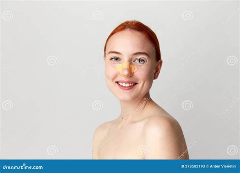 Ritratto Con Una Bellissima Modella Di Moda Con Capelli Rossi E Spalle Nude Sorridendo Sullo