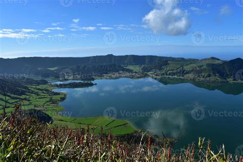 vue magnifique sur les superbes cidades de sete aux açores 9600931