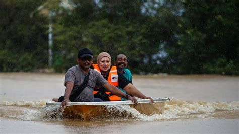 4 Dead 40000 Flee Homes As Floods Hit Malaysia Cnn