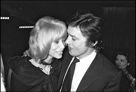 Photo Alain Delon Et Mireille Darc Lors De La Première Du Film