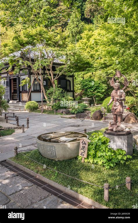 Estatua de Kōmokuten y huellas de Buda en el jardín del templo de Hase