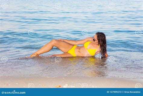 Frau Im Gelben Bikini am Strand Stockbild Bild von mädchen